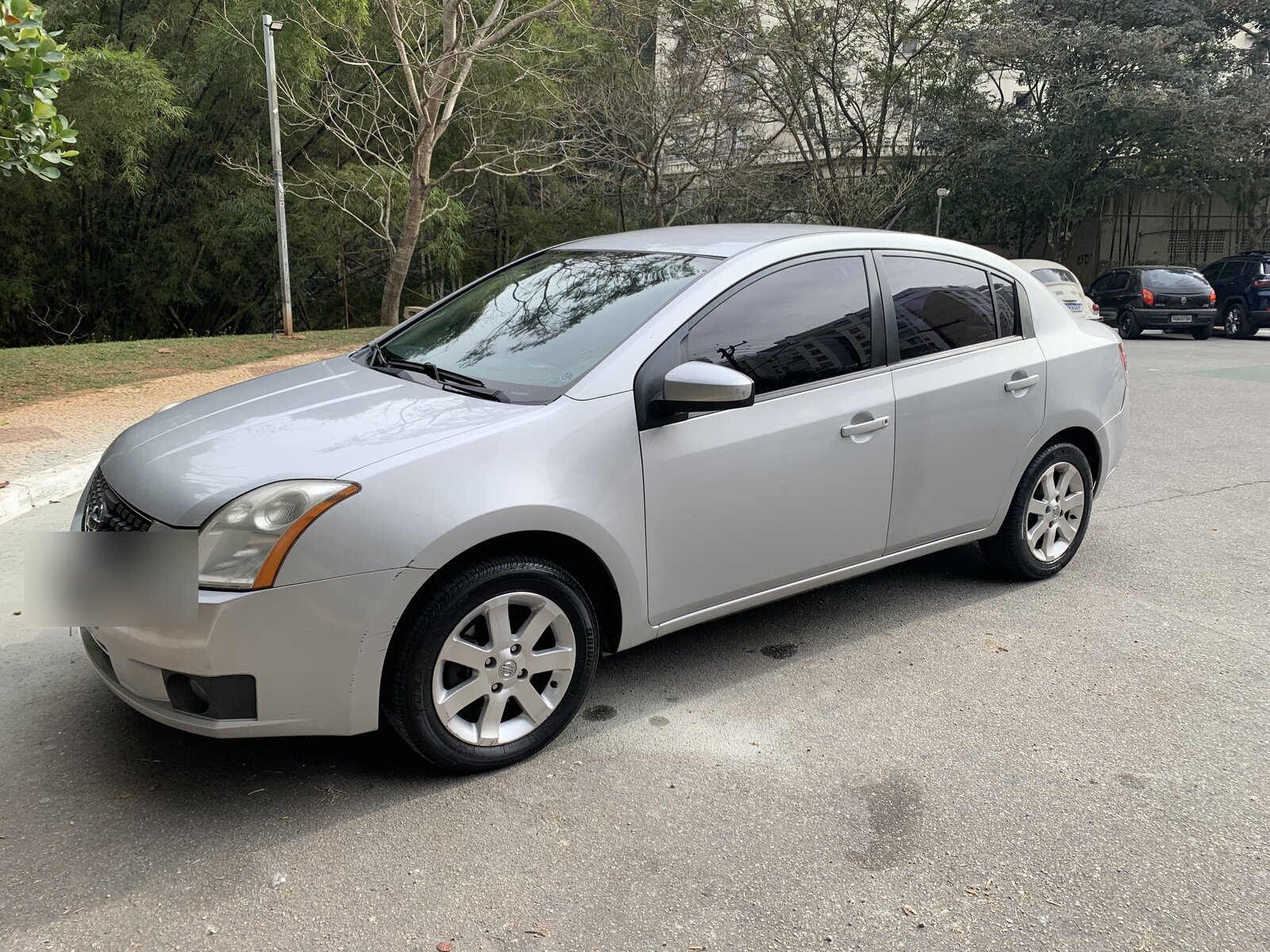 Sentra SL CVT prata, vista frontal 3/4